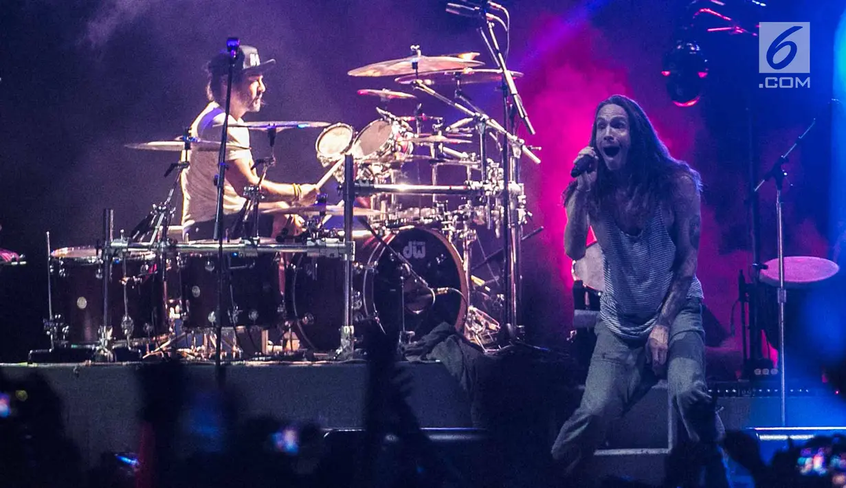 Ekspresi vokalis Incubus, Brandon Boyd saat bernyanyi dalam konser di Jakarta, Rabu (7/2). Incubus membawakan lagu-lagu andalan mereka dari delapan album yang sudah diluncurkan. (Liputan6.com/Faizal Fanani)