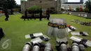 Sejumlah tameng milik polisi di sekitar Kompleks Parlemen, Senayan, Jakarta, Jumat (25/11). Sebanyak 1.288 personel kepolisian bersiaga mengamankan gedung DPR/MPR terkait informasi unjuk rasa lanjutan yang dilakukan hari ini. (Liputan6.com/Johan Tallo)