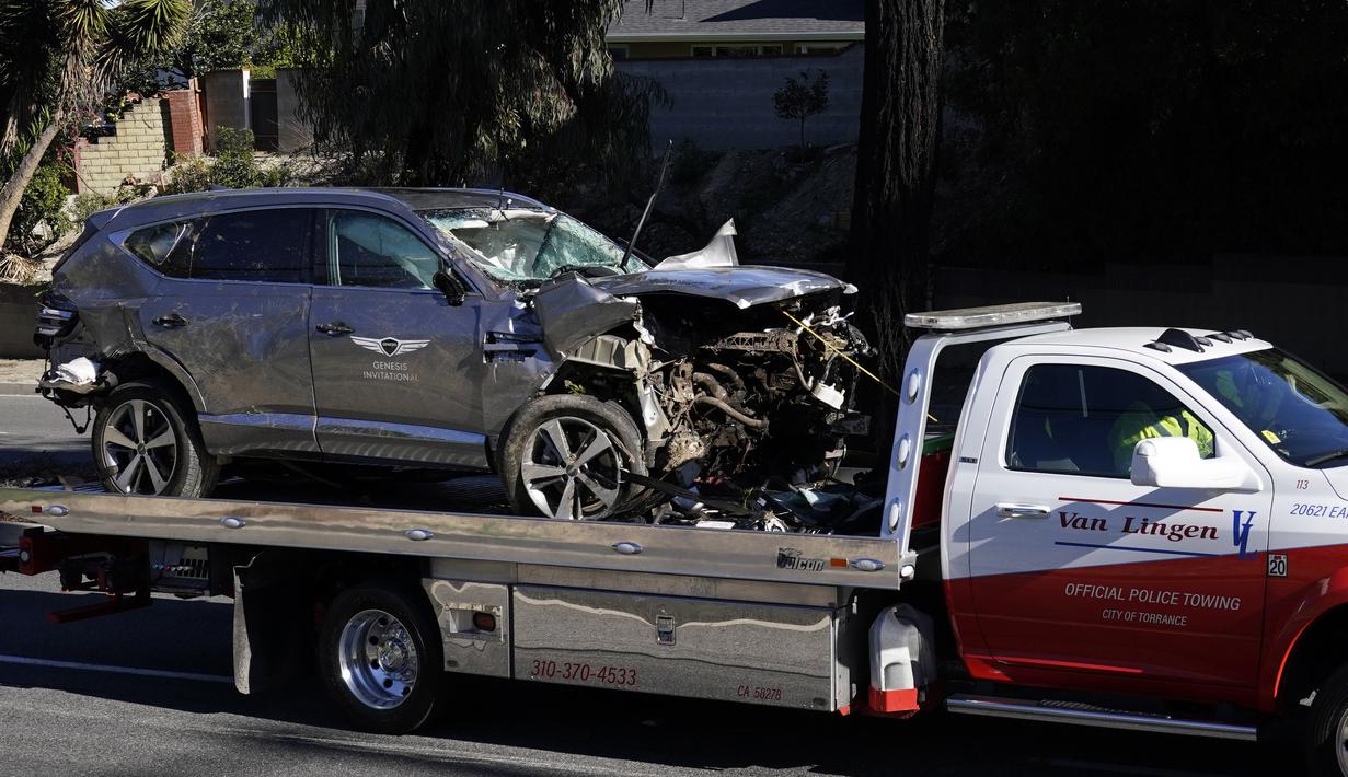 Pegolf 45 tahun itu langsung dibawa ke Harbour UCLA Medical Center guna mendapatkan tindakan perawatan. Akibat kecelakaan tersebut, Tiger Woods diklaim mengalami patah kaki dan harus menjalani operasi. (Foto: AP/Ashley Landis)