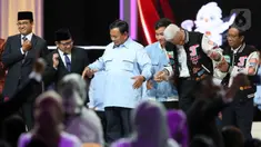 Para Calon Presiden dan Calon Wakil Presiden Anies Baswedan-Muhaimin Iskandar, Prabowo Subianto-Gibran Rakabuming Raka, Ganjar Pranowo-Mahfud Md (kiri ke kanan) usai mengikuti Debat Kelima Pilpres 2024 di Jakarta Convention Center (JCC), Jakarta, Minggu (4/2/2024). (Liputan6.com/Angga Yuniar)