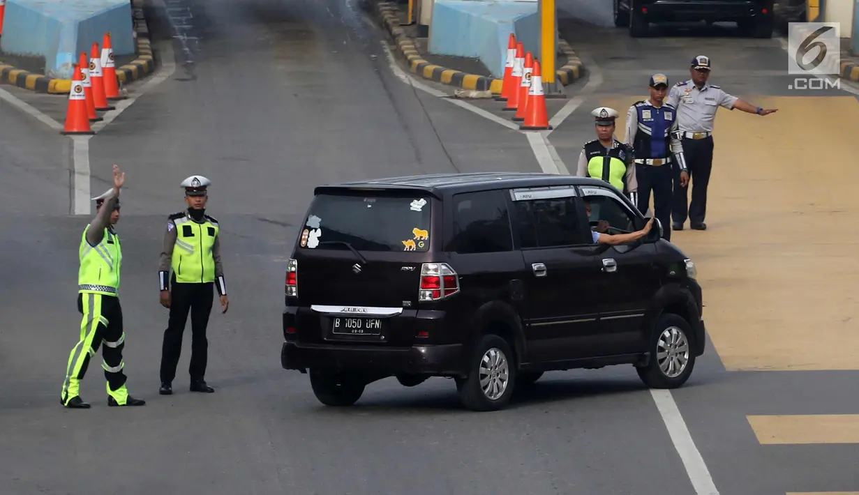 Pengendara mobil berputar balik di Gerbang Tol Bekasi Barat 1, Bekasi, Jawa Barat, Selasa (13/3). Hari kedua penerapan ganjil genap, masih banyak kendaraan berputar balik di gerbang tol tersebut. (Liputan6.com/Arya Manggala)