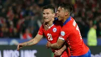 Gelandang Chile, Charles Aranguiz (kiri) melakukan selebrasi usai mencetak gol ke gawang Bolivia saat pertandingan Copa Amerika 2015 di Estadio Nacional, Santiago, Chile, (20/6/2015). Chile menang telak 5-0 atas Bolivia. (REUTERS/Henry Romero)