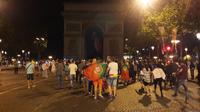 Ratusan suporter tim nasional Portugal langsung menggelar pesta di kawasan Champs Elysees, Paris. (Bola.com/Ary Wibowo)