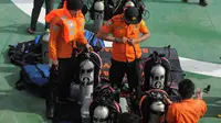 Tim Penyelam Basarnas melakukan persiapan pencarian korban pesawat AirAsia QZ8501 di perairan selat Karimata Kalimantan Tengah, Jumat (2/1). Beberapa penyelam mengecek kesiapan peralatan di atas KM SAR Purworejo. (Liputan6.com/Herman Zakharia)