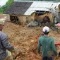 Tim SAR dibantu warga sekitar berusaha mencari orang yang tertimbun longsor di Dusun Cimapag, Desa Sirnaresmi, Kecamatan Cisolok, Sukabumi, Selasa (1/1). Longsor menerjang satu dusun jelang malam tahun baru pukul 17.00 WIB. (merdeka.com/Arie Basuki)