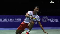 Pebulutangkis Indonesia, Tommy Sugiarto, berusaha mengembalikan kok saat melawan pebulutangkis Denmark, Viktor Axelsen, pada final Piala Thomas. Tommy kalah 17-21, 18-21 dari Axelsen. (AFP/Johannes Eisele)