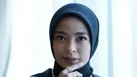 Tantri Kotak tampil stylish dengan busana hitam menggunakan aksesori emas (https://www.instagram.com/p/CfIvYOEP26p/)