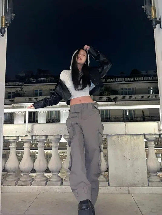 Jennie BLACKPINK padukan hoodie dengan cara menarik.  Seperti potret ini, ia mengenakan hoodie crop dipadukan jaket kulit dan celana warna hijau army (Instagram/jennierubyjane).