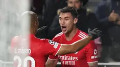 Pemain Benfica Roman Yaremchuk melakukan selebrasi usai mencetak gol ke gawang Dynamo Kyiv pada pertandingan sepak bola Grup E Liga Champions di Stadion Luz, Lisbon, 8 Desember 2021. Benfica menang 2-0. (AP Photo/Armando Franca)