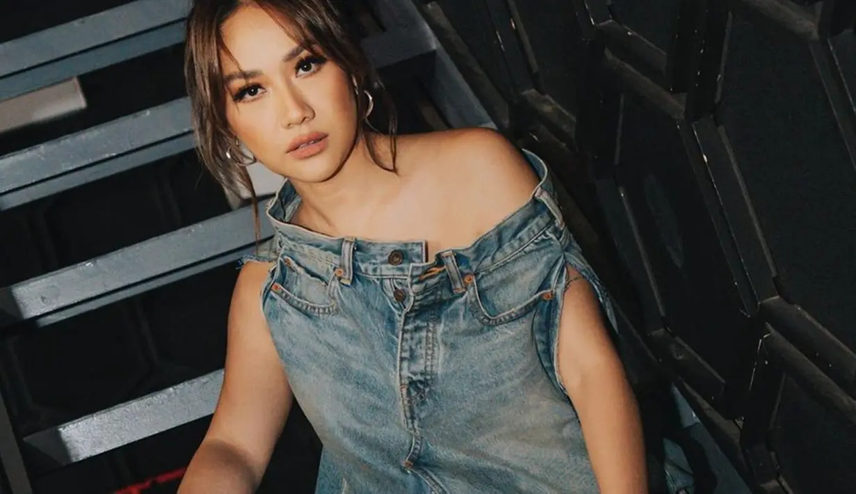 Seperti baru-baru ini, BCL tampil nyentrik dan unik dengan mengenakan busana mirip celana jeans. Baju unik tersebut berpotongan dada model off shoulder yang memiliki bentuk seperti bagian pinggang celana jeans. (Liputan6.com/IG/@bclsinclair)