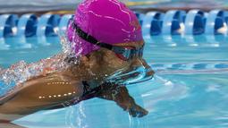 Ratih Pratama Meli, perenang Indonesia nomor 100 meter gaya dada putri klasifikasi SB14 di Stadion Akuatik, Gelora Bung Karno Jakarta, Senin (8/10/2018). (Bola.com/Peksi Cahyo)