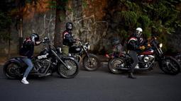 Menjadi salah satu anggota klub motor The Prediksi, Desta terlihat garang dengan menunggangi Harley Davidson. (Instagram/desta80s)