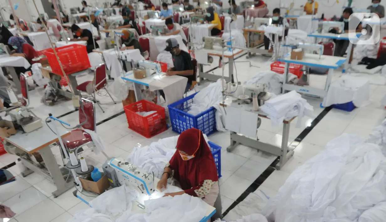Pekerja menyelesaikan pembuatan mukena di pabrik busana muslim Siti Khadijah di kawasan Limo, Depok, Jawa Barat, Rabu (7/4/2021). Jelang Bulan Ramadan permintaan busana mukena di Siti Khadijah yang dijual dengan harga Rp 500 ribu hingga Rp 3,5 meningkat hingga 100 persen. (merdeka.com/Arie Basuki)