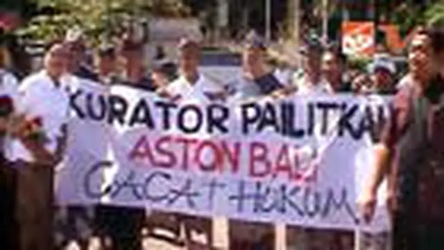 Ratusan karyawan Hotel Aston Tanjung Benoa, Kabupaten Badung, Bali, berunjuk rasa di sekitar lokasi hotel. Mereka menolak keputusan Pengadilan Niaga Surabaya yang menyatakan hotel pailit dan menolak PHK paksa. 