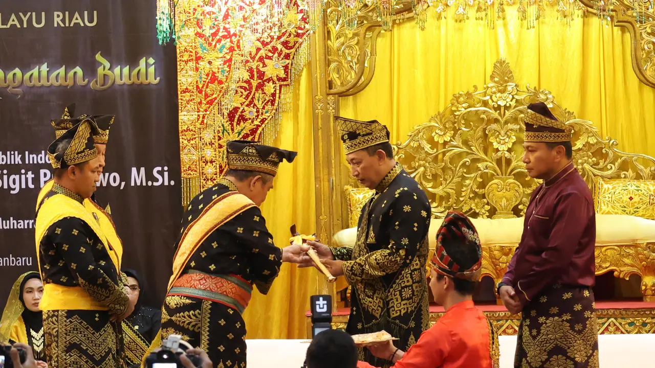 Kapolri Jenderal Listyo Sigit Prabowo diberikan keris saat menerima anugerah adat Ingatan Budi dari LAM Riau.