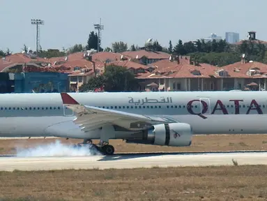 Sebuah Pesawat Qatar Airways mendarat darurat di Bandara Ataturk, Istanbul pada Kamis, (18/08) waktu setempat. Pilot berhasil mendaratkan pesawat tanpa ada penumpang yang terluka. (REUTERS/Stringer)