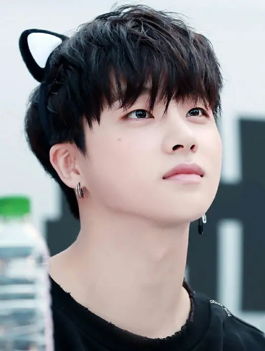 Jay memang mempunyai wajah yang imut. Oleh karena itu banyak yang mengira jika ia merupakan maknae dari iKON, padahal sebenarnya Jay adalah personel paling tua. (Foto: koreaboo.com)