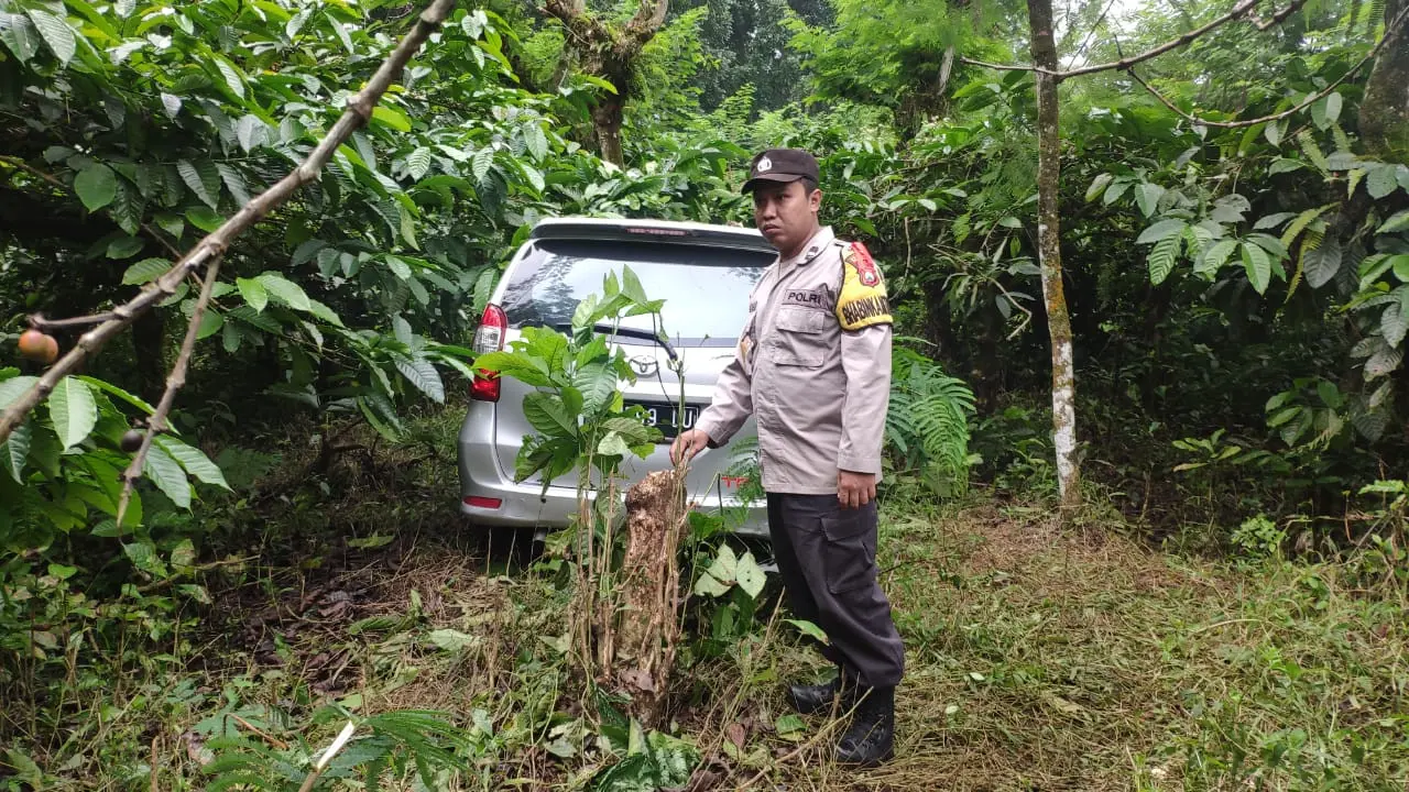 Polisi mengevakuasi mobil wisatawan asing asal Tiongkok yang kecelakaan di jalur Gunung Ijen. (Istimewa)