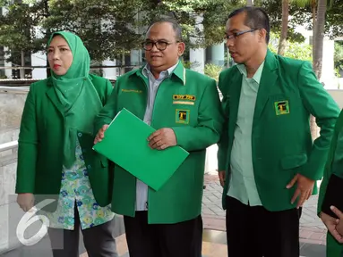  Ketua Muktamar PPP di Bandung Hasan Husairi (kedua kiri) dan Wasekjen DPP PPP Achmad Baidowi (kedua kanan) memasuki Gedung KPK, Jakarta, Jumat (4/3). Kedatangannya untuk berkoordinasi menjalin super visi dengan KPK. (Liputan6.com/Helmi Afandi)