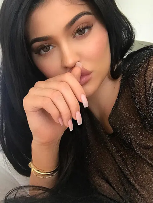 Untuk urusan materi, Kylie memang bisa dikatakan sudah mampu. Mengingat ia diketahui sebagai sosok yang sukses dalam urusan berbisnis kosmetiknya belakangan ini. (Instagram/kyliejenner)