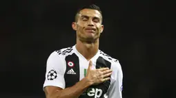 1. Cristiano Ronaldo (Juventus) - Terlahir dari ayah seorang tukang kebun dan ibu tukang masak membuat Ronaldo kecil hidup pas pasan. Bakat luar biasa di sepak bola membuat bintang Portugal itu terlepas dari kemiskinan. (AP/Dave Thompson)