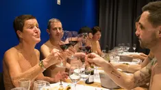 Pengunjung bersulang sambil telanjang saat menikmati hidangan di restoran O'naturel yang baru dibuka di Paris, 5 Desember 2017. Restoran O'naturel merupakan restoran nudis (telanjang) pertama di ibu kota Prancis. (GEOFFROY VAN DER HASSELT / AFP)