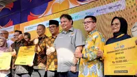 Menteri Koordinator Bidang Perekonomian Airlangga Hartarto menghadiri Pameran Produk Unggulan UMKM Debitur KUR yang dikemas dalam acara UMKM BERSUKUR (Bercerita Sukses KUR) dan kegiatan produksi pada sebuah kabin pesawat yang telah dirombak untuk tempat pameran cara produksi UMKM. (Dok. Kemenko Perekonomian)