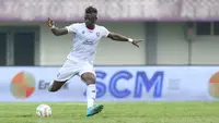 Pemain Arema FC, Ichaka Diarra mengumpan bola pada laga pekan pertama BRI Liga 1 2023/2024 antara Dewa United melawan Arema FC di Stadion Indomilk, Tangerang, Minggu (2/7/2023). (Bola.com/Bagaskara Lazuardi)