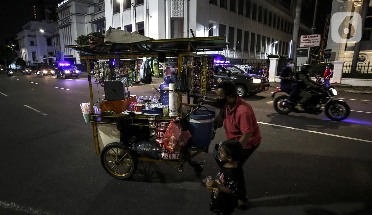 Pedagang menghindari patroli petugas saat pemberlakuan pembatasan mobilitas warga guna menekan penyebaran COVID-19 di kawasan Kota Tua, Jakarta, Selasa (22/6/2021). Pembatasan dilakukan karena meningkatnya jumlah kasus COVID 19. (Liputan6.com/Johan Tallo)