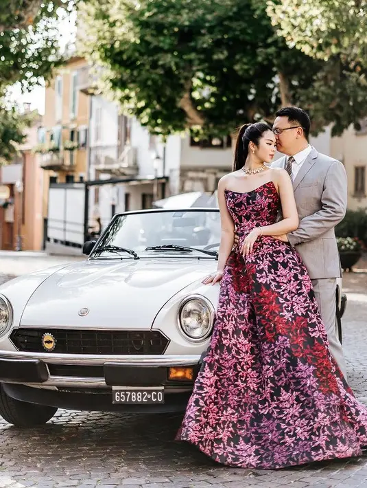 Gwen juga tampil menawan dengan ball gown yang memiliki bordiran bunga warna pink dan merah. Ryan tampil dengan setelan jasnya.  [@nancywarrencouture]