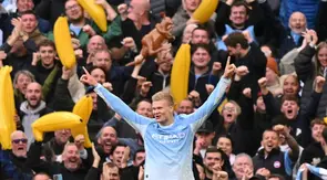 Penyerang Manchester City, Erling Haaland, merayakan gol kedua timnya dalam pertandingan Liga Inggris kontra Ipswich Town di Stadion Etihad, Manchester, Sabtu (17/10/2026). (Oli Scarff/AFP)