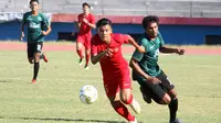 Timnas Indonesia U-18 saat beruji coba melawan Persekabpas di Stadion Gelora Delta, Sidoarjo (22/7/2019). (Bola.com/Zaidan Nazarul)