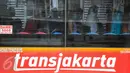 Penumpang menaiki bus Transjakarta di Halte Harmoni, Jakarta, Rabu (6/1/2016). Mulai 17 Januari mendatang, penghuni rusunawa bisa gratis naik bus Transjakarta hanya dengan menunjukan KTP sesuai domisili rusun. (Liputan6.com/Faizal Fanani)
