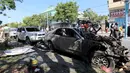 Sejumlah mobil hancur usai ledakan bom dari sebuah mobil di Ibu Kota Mogadishu, Somalia (28/3). Insiden tersebut telah menyebabkan 11 orang tewas dan belasan lainnya terluka. (Reuters/Feisal Omar)