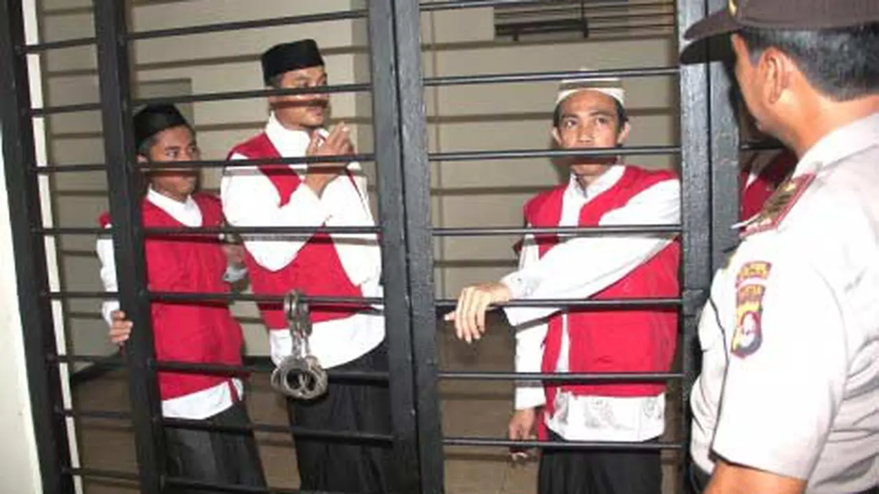 Tiga terdakwa penyerangan warga Ahmadiyah di Cikeusik saat menunggu giliran untuk disidangkan, di PN Serang, Banten, Selasa (26/4). (Antara)