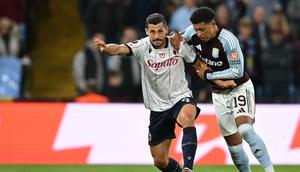 Pemain Bologna Remo Freuler (kiri) saat bersua Aston Villa di Liga Europa. (JUSTIN TALLIS / AFP)