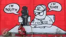 Warga bersantai di depan mural bernuansa politik di Penjaringan, Jakarta, Minggu (7/8). Jelang Pilkada 2017, sejumlah lokasi di Jakarta dihiasi mural politik. (Liputan6.com/Angga Yuniar) 