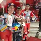 Pembalap Gresini Racing MotoGP, Fabio Di Giannantonio dan Alex Marquez, saat menyambangi Federal Oil Center di Palmerah, Jakarta. (Septian/Liputan6.com)