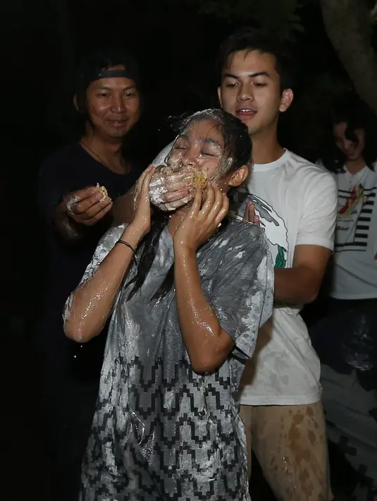 Dengan kondisi seperti itu, terlihat Rizky Nazar memberikan suapan kue untuk Syifa. Tentunya hal ini kembali membuat Syifa kaget, lantaran Rizky yang datang dari sisi belakang dan memasukan kue ke dalam mulut Syifa. (Bambang E.Ros/Bintang.com)