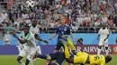 Bek Senegal, Moussa Vague, berusaha mengamankan bola saat melawan Jepang pada laga grup H Piala Dunia di Yekaterinburg Arena, Yekaterinburg, Minggu (25/6/2018). Kedua negara bermain imbang 2-2. (AP/Vadim Ghirda)