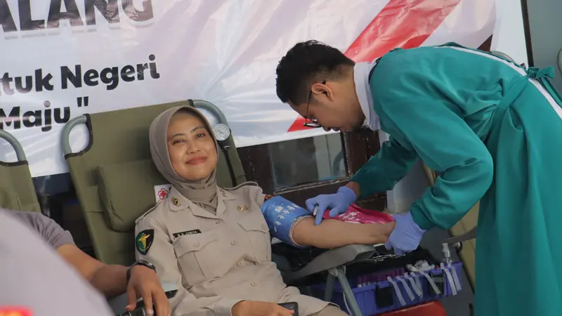 Donor darah dalam rangka HUT ke-72 Humas Polri. (Foto: Liputan6.com/Polres Pemalang)