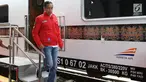 Presiden Joko Widodo turun dari kereta setibanya di Stasiun Cibatu, Garut, Jawa Barat, Jumat (18/1). Jokowi beserta Ibu Negara Iriana Joko Widodo bertolak menuju Garut untuk meninjau reaktivasi jalur kereta api Cibatu-Garut. (Liputan6.com/Angga Yuniar)