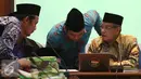 Ketua PBNU Said Aqil Siroj (kanan) berdiskusi dengan pengurus PBNU saat memberikan keterangan pers usai melakukan rapat koordinasi internal di Kantor PBNU, Jakarta, Selasa (20/12). (Liputan6.com/Johan Tallo) 