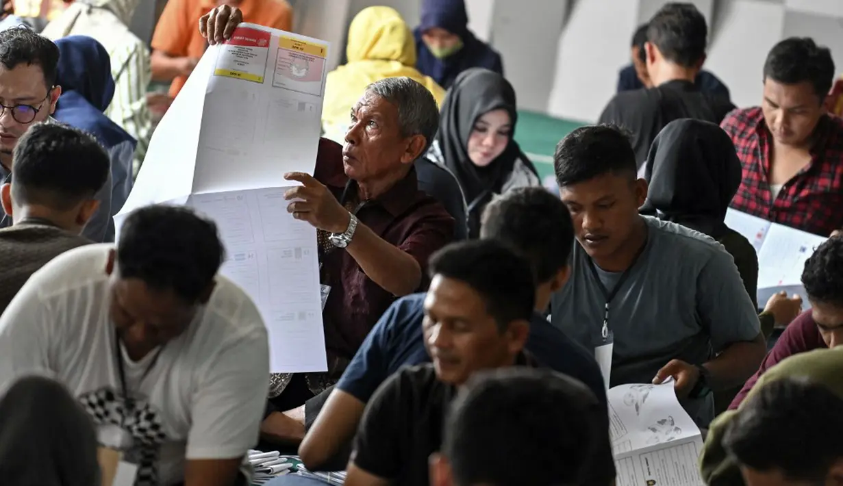 "Pemilihan pada pemilu nanti ada lima jenis yakni pemilihan presiden dan wakil presiden, calon anggota DPD RI, DPR RI serta DPR provinsi dan DPR Kota Banda Aceh, sehingga total jumlah surat suaranya mencapai 863.970 lembar," katanya. (CHAIDEER MAHYUDDIN/AFP)