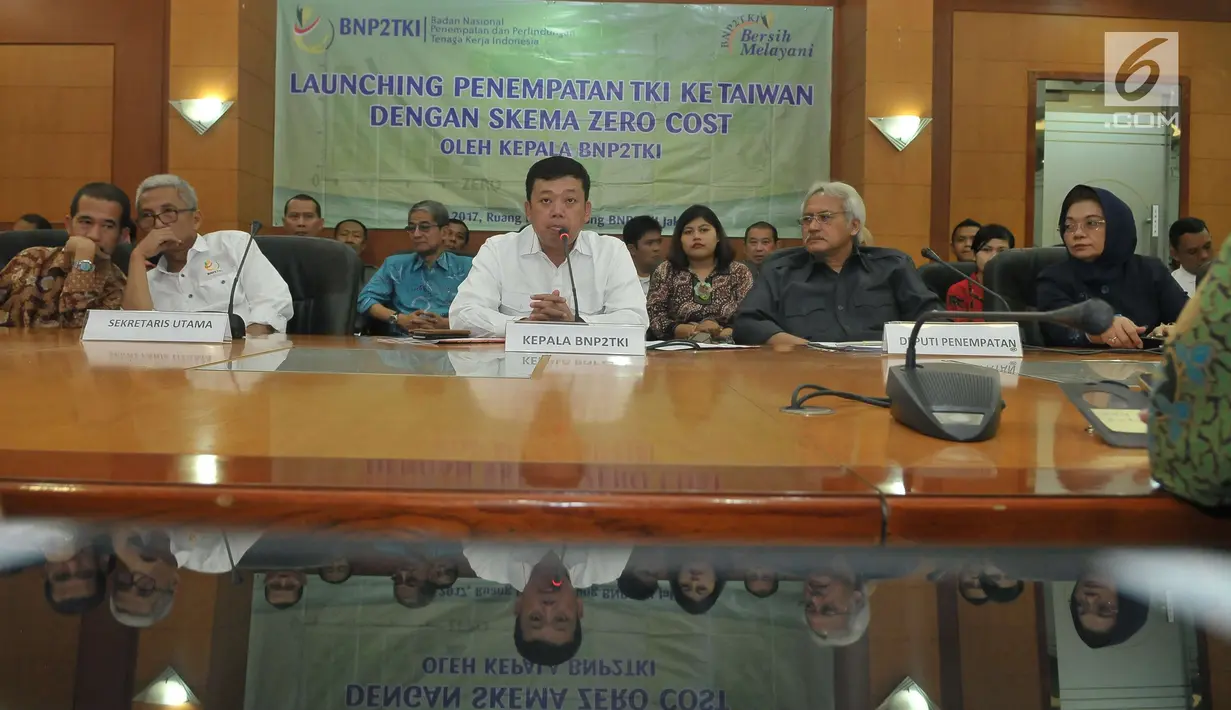 Kepala BNP2TKI, Nusron Wahid (tengah) didampingi stafnya menyimak pertanyaan awak media saat launching penempatan TKI ke Taiwan di Jakarta, Senin (12/6). Program Zero Cost ini gratis karena ditanggung sepenuhnya oleh pengguna. (Liputan6.com/Helmi Afandi)