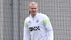 Manchester City menggelar sesi latihan secara terbuka pada Senin (10/4/2023) waktu setempat. Pada sesi latihan itu, fans City mungkin dikejutkan dengan penampilan fisik sang bomber andalan yakni Erling Haaland.  (AFP/Paul Ellis)