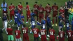 Pemain Chelsea berjalan di depan pemain Liverpool untuk mendapatkan medali setelah pertandingan Piala Super Eropa 2019 di Besiktas Park, di Istanbul (15/8/2019). Chelsea kalah lewat adu penalti atas Liverpool 5-4 (2-2). (AP Photo/Emrah Gurel)