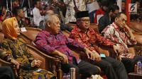 Sekjen PDIP Hasto Kristiyanto bersama Menteri Perhubungan Budi Karya Sumadi (kanan) dan Menteri PUPR Basuki Hadimuljono menghadiri acara Tasyakuran HUT ke-46 PDIP di Tugu Proklamasi, Jakarta, Sabtu (20/7/2019). (Liputan6.com/Herman Zakharia)