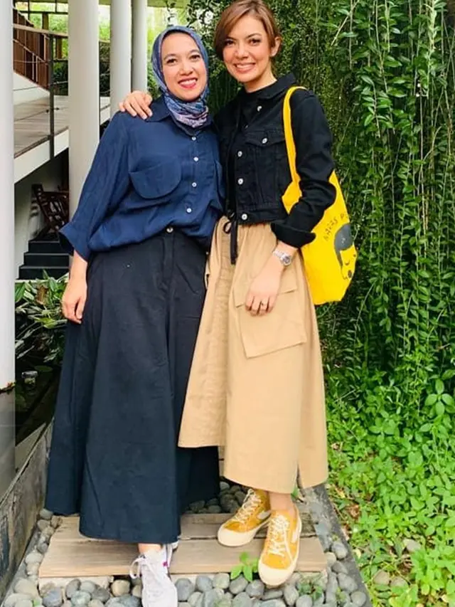 Kerap Tampil Formal, Ini 6 Gaya Santai Najwa Shihab Saat Pakai Sneaker