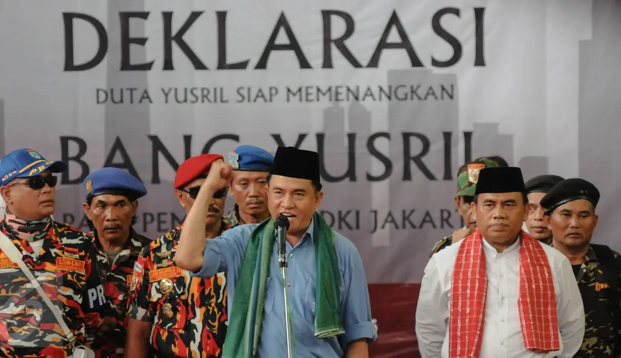 Yusril Ihza Mahendra memberi sambutan pada acara deklarasi dukungan yang dilakukan relawan Duta Yusril di Cempaka Putih, Jakarta, Minggu (11/9). Deklarasi itu bentuk dukungan untuk Yusril maju pada Pilgub DKI Jakarta 2017. (Liputan6.com/Faizal Fanani)